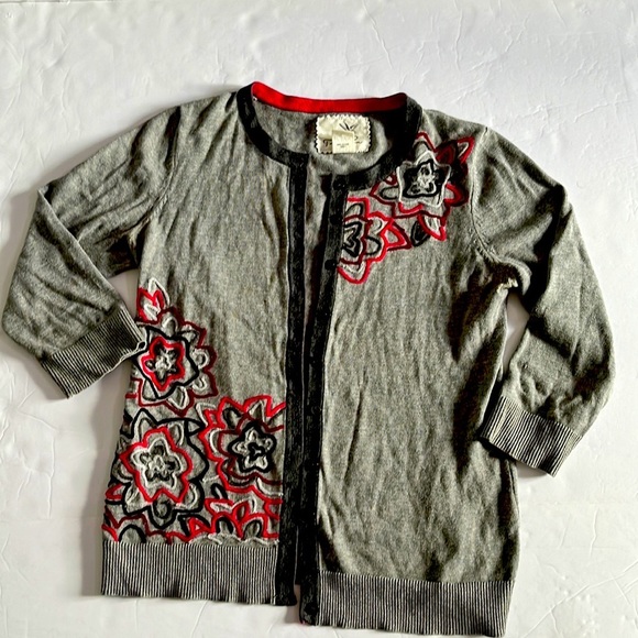 Dark grey with embroiled flowers white and fucsia. - Picture 1 of 8